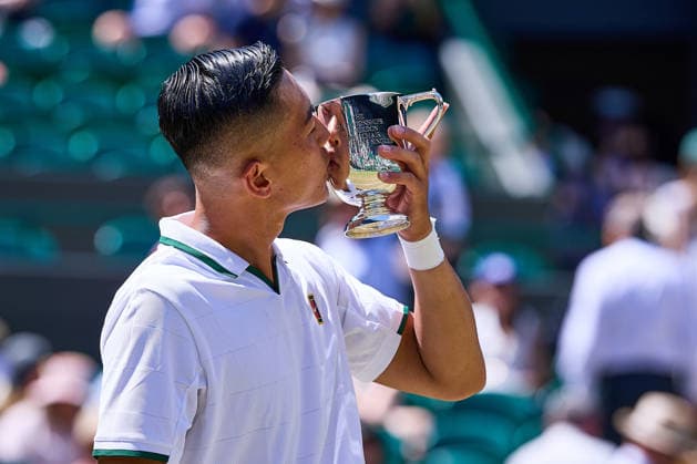 July 12, 2026, London, London, Great Britain: Tokito Oda of Japan is kissing his trophy for the mens singles champion during The Championships Wimbledon - Wheelchair Tennis, 12.7.2026 in London (All England Lawn Tennis and Croquet Club), Great Britain Tennis 2026: Grand Slam: The Championships Wimbledon: ODA 6:1 6:1 HEWETT  - ZUMAs343 20260712_zsp_s343_008 Copyright: xMathiasxSchulzx