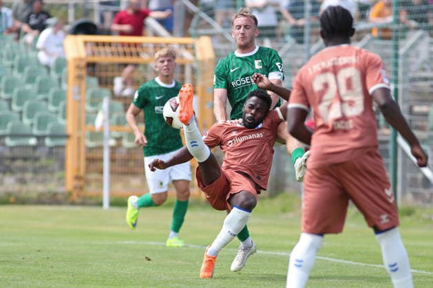 Testspiel: BSG Chemie Leipzig - 1. FC Magdeburg, 12.07.2026 Daniel Heber (15, 1. FC Magdeburg) vor Philipp Wendt (18, Chemie Leipzig) im gefährlich im Strafraum. Fußball, Saison-Vorbereitung 2026 2027, Testspiel: BSG Chemie Leipzig (Regionalliga Nordost) vs. 1. FC Magdeburg (2. Bundesliga) am 12.07.2026 im Alfred-Kunze-Sportpark, Leipzig Leutzsch. *** Friendly Match: BSG Chemie Leipzig vs. 1. FC Magdeburg, July 12, 2026; Daniel Heber (15), 1. FC Magdeburg, ahead of Philipp Wendt (18); Chemie Leipzig poses a threat in the penalty area; Soccer, 2026–2027 preseason, Friendly match: BSG Chemie Leipzig (Regionalliga Nordost) vs. 1 FC Magdeburg (2. Bundesliga) on July 12, 2026, at Alfred Kunze Sportpark, Leipzig-Leutzsch Copyright: xBEAUTIFULxSPORTS JanxKaeferx