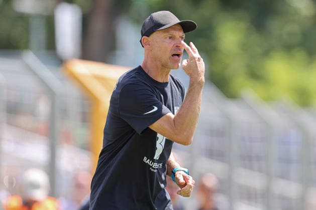 12.07.2026, xtgx, Fussball Testspiel, BSG Chemie Leipzig - 1. FC Magdeburg emspor, v.l. Alexander Schmidt (Chemie Leipzig, Trainer) gibt Anweisungen, gestikuliert mit den Armen, gesticulate, gives instructions (DFL DFB REGULATIONS PROHIBIT ANY USE OF PHOTOGRAPHS as IMAGE SEQUENCES and or QUASI-VIDEO) Leipzig *** July 12, 2026, xtgx, soccer exhibition match, BSG Chemie Leipzig 1 FC Magdeburg emspor, from left: Alexander Schmidt (Chemie Leipzig), coach gives instructions, gesticulates with his arms, gesticulate, gives instructions DFL DFB REGULATIONS PROHIBIT ANY USE OF PHOTOGRAPHS as IMAGE SEQUENCES and or QUASI-VIDEO Leipzig