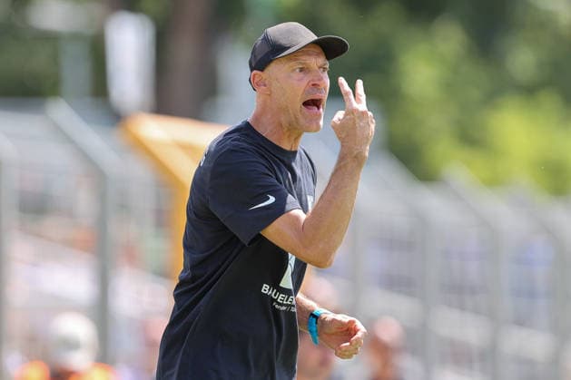 12.07.2026, xtgx, Fussball Testspiel, BSG Chemie Leipzig - 1. FC Magdeburg emspor, v.l. Alexander Schmidt (Chemie Leipzig, Trainer) gibt Anweisungen, gestikuliert mit den Armen, gesticulate, gives instructions (DFL DFB REGULATIONS PROHIBIT ANY USE OF PHOTOGRAPHS as IMAGE SEQUENCES and or QUASI-VIDEO) Leipzig *** July 12, 2026, xtgx, soccer exhibition match, BSG Chemie Leipzig 1 FC Magdeburg emspor, from left: Alexander Schmidt (Chemie Leipzig), coach gives instructions, gesticulates with his arms, gesticulate, gives instructions DFL DFB REGULATIONS PROHIBIT ANY USE OF PHOTOGRAPHS as IMAGE SEQUENCES and or QUASI-VIDEO Leipzig