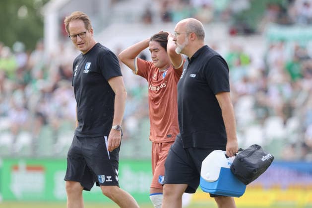 12.07.2026, xtgx, Fussball Testspiel, BSG Chemie Leipzig - 1. FC Magdeburg emspor, v.l. Do Young Yoon (Magdeburg, 27) verletzt, Verletzung, injury, injured (DFL DFB REGULATIONS PROHIBIT ANY USE OF PHOTOGRAPHS as IMAGE SEQUENCES and or QUASI-VIDEO) Leipzig *** July 12, 2026, xtgx, Soccer friendly match, BSG Chemie Leipzig vs. FC Magdeburg emspor, from left: Do Young Yoon (Magdeburg), 27, injured, injury, injured. DFL and DFB regulations prohibit any use of photographs as image sequences and or quasi-video. Leipzig