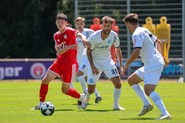 12.07.2026, Deutschland, Stuttgart, Fussball, Testspiel, Regionalliga Südwest, SV Stuttgarter Kickers vs. FC Bayern München II, v.l. Raphael Pavlic (FC), Dejan Bozic (Kickers) *** July 12, 2026, Germany, Stuttgart, Soccer, Friendly Match, Regionalliga Southwest, SV Stuttgarter Kickers vs. FC Bayern Munich II, from left: Raphael Pavlic (FC), Dejan Bozic (Kickers)