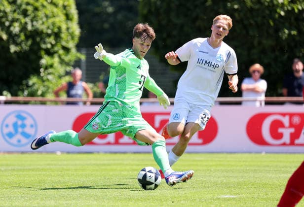 12.07.2026, Deutschland, Stuttgart, Fussball, Testspiel, Regionalliga Südwest, SV Stuttgarter Kickers vs. FC Bayern München II, v.l. Leon Klanac (FC), Christoph Meister (Kickers) *** July 12, 2026, Germany, Stuttgart, Soccer, Friendly Match, Regionalliga Südwest, SV Stuttgarter Kickers vs. FC Bayern Munich II, from left: Leon Klanac (FC), Christoph Meister (Kickers)