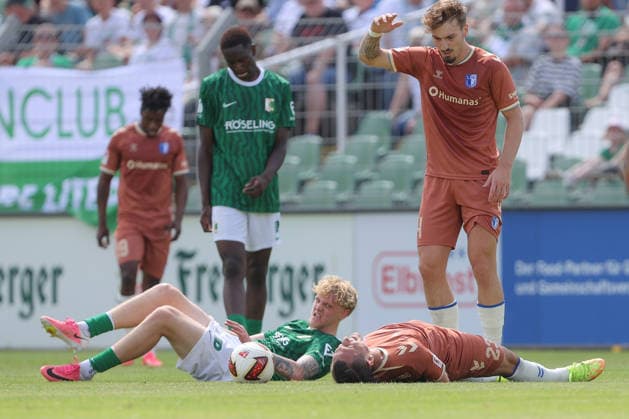 12.07.2026, xtgx, Fussball Testspiel, BSG Chemie Leipzig - 1. FC Magdeburg emspor, v.l. Baris Atik (Magdeburg, 23) verletzt, Verletzung, injury, injured (DFL DFB REGULATIONS PROHIBIT ANY USE OF PHOTOGRAPHS as IMAGE SEQUENCES and or QUASI-VIDEO) Leipzig *** July 12, 2026, xtgx, Soccer friendly match, BSG Chemie Leipzig vs. FC Magdeburg emspor, from left: Baris Atik (Magdeburg), 23 injured, injury, injured DFL DFB REGULATIONS PROHIBIT ANY USE OF PHOTOGRAPHS as IMAGE SEQUENCES and or QUASI-VIDEO Leipzig