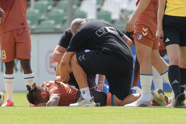 12.07.2026, xtgx, Fussball Testspiel, BSG Chemie Leipzig - 1. FC Magdeburg emspor, v.l. Baris Atik (Magdeburg, 23) verletzt, Verletzung, injury, injured (DFL DFB REGULATIONS PROHIBIT ANY USE OF PHOTOGRAPHS as IMAGE SEQUENCES and or QUASI-VIDEO) Leipzig *** July 12, 2026, xtgx, Soccer friendly match, BSG Chemie Leipzig vs. FC Magdeburg emspor, from left: Baris Atik (Magdeburg), 23 injured, injury, injured DFL DFB REGULATIONS PROHIBIT ANY USE OF PHOTOGRAPHS as IMAGE SEQUENCES and or QUASI-VIDEO Leipzig