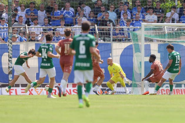 12.07.2026, xtgx, Fussball Testspiel, BSG Chemie Leipzig - 1. FC Magdeburg emspor, v.l. Elias Kratzer (Chemie) Dominik Reimann (Magdeburg, 1) schiesst Tor, schießt, Torschuetze, erzielt Tor, Treffer, scores the goal 1:1 (DFL DFB REGULATIONS PROHIBIT ANY USE OF PHOTOGRAPHS as IMAGE SEQUENCES and or QUASI-VIDEO) Leipzig *** July 12, 2026, xtgx, soccer friendly, BSG Chemie Leipzig vs. FC Magdeburg emspor, from left: Elias Kratzer (Chemie), Dominik Reimann (Magdeburg), 1 scores a goal, shoots, goal scorer, scores, goal, scores the goal 1 1 DFL DFB REGULATIONS PROHIBIT ANY USE OF PHOTOGRAPHS as IMAGE SEQUENCES and or QUASI-VIDEO Leipzig