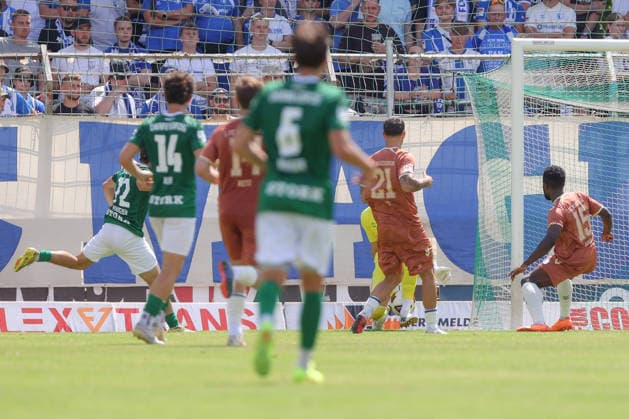 12.07.2026, xtgx, Fussball Testspiel, BSG Chemie Leipzig - 1. FC Magdeburg emspor, v.l. Elias Kratzer (Chemie) Dominik Reimann (Magdeburg, 1) schiesst Tor, schießt, Torschuetze, erzielt Tor, Treffer, scores the goal 1:1 (DFL DFB REGULATIONS PROHIBIT ANY USE OF PHOTOGRAPHS as IMAGE SEQUENCES and or QUASI-VIDEO) Leipzig *** July 12, 2026, xtgx, soccer friendly, BSG Chemie Leipzig vs. FC Magdeburg emspor, from left: Elias Kratzer (Chemie), Dominik Reimann (Magdeburg), 1 scores a goal, shoots, goal scorer, scores, goal, scores the goal 1 1 DFL DFB REGULATIONS PROHIBIT ANY USE OF PHOTOGRAPHS as IMAGE SEQUENCES and or QUASI-VIDEO Leipzig