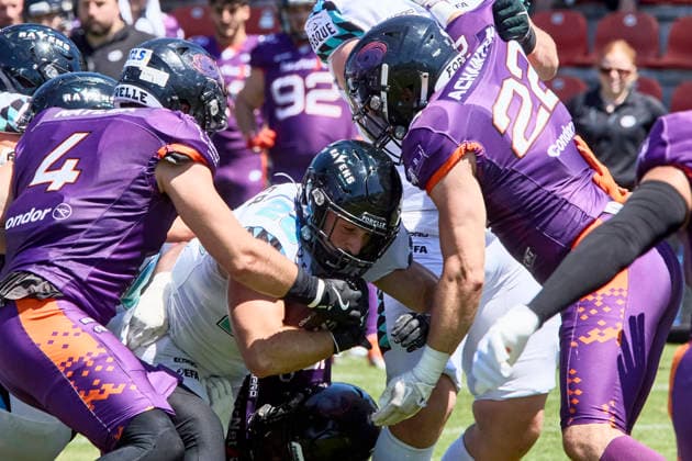 Sport Bilder des Tages European Football Alliance (EFA), Munich Ravens vs Frankfurt Galaxy, Munich Ravens, Frankfurt Galaxy, 2026-07-12 in München-Unterhaching (Alpenbauer Sportpark Unterhaching) POHLER Benedikt (Munich Ravens Running Back (RB) Nr26-MUC26), NAYLOR Toby (Frankfurt Galaxy Linebackers (LB) Nr4-FRA4), ACHAINTRE Louis (Frankfurt Galaxy Linebackers (LB) Nr22-FRA22) sportworld München-Unterhaching Alpenbauer Sportpark Unterhachin Bayern Deutschland *** European Football Alliance (EFA), Munich Ravens vs. Frankfurt Galaxy, Munich Ravens, Frankfurt Galaxy, July 12, 2026, in Munich-Unterhaching, Alpenbauer Sportpark Unterhaching; Benedikt POHLER, Munich Ravens, Running Back (RB), No. 26 (MUC26), NAYLOR Toby, Frankfurt Galaxy, Linebacker (LB), No. 4, FRA4, ACHAINTRE Louis, Frankfurt Galaxy, Linebacker (LB), No. 22, FRA22, Sportworld, Munich, Unterhaching, Alpenbauer Sportpark, Unterhaching, Bavaria, Germany