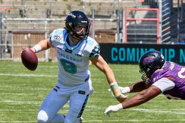 European Football Alliance (EFA), Munich Ravens vs Frankfurt Galaxy, Munich Ravens, Frankfurt Galaxy, 2026-07-12 in München-Unterhaching (Alpenbauer Sportpark Unterhaching) GEYER Louis (Munich Ravens Wide Receiver (WR) Nr7-MUC7), LARA PEREZ Jahn Jesus (Frankfurt Galaxy Defensive Line (DL) Nr99-FRA99), TABOR Russell (Munich Ravens Quarterback (QB) Nr9-MUC9) sportworld München-Unterhaching Alpenbauer Sportpark Unterhachin Bayern Deutschland *** European Football Alliance (EFA), Munich Ravens vs. Frankfurt Galaxy, Munich Ravens, Frankfurt Galaxy, July 12, 2026, at Alpenbauer Sportpark in Unterhaching, Munich GEYER Louis, Munich Ravens wide receiver (WR) No. 7 (MUC7), LARA PEREZ Jahn Jesus, Frankfurt Galaxy, Defensive Line (DL), No. 99 (FRA99), TABOR Russell, Munich Ravens, Quarterback (QB), No. 9 (MUC9), Sportworld, Munich, Unterhaching, Alpenbauer Sportpark, Unterhaching, Bavaria, Germany