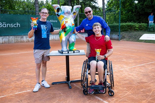 Sieger Herren Einzel: Anderson Parker AUS und Sieger Herren Quads: Benjamin Wenzel AUS (im Hintergrund Coach), Finaltag - 36. GERMAN OPEN 2026 - Beate Loddenkemper Trophy, Berlin, BTTC Grün-Weiß, 12.07.2026, *** Men s Singles Champion Anderson Parker (AUS) and Men s Quads Champion Benjamin Wenzel (AUS) with their coach in the background, Final Day 36 of the 2026 German Open Beate Loddenkemper Trophy, Berlin, BTTC Grün Weiß, July 12, 2026, Copyright: xClaudioxGärtnerx