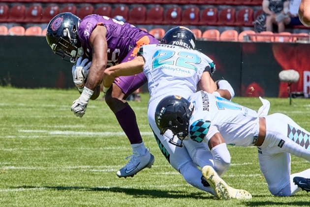 European Football Alliance (EFA), Munich Ravens vs Frankfurt Galaxy, Munich Ravens, Frankfurt Galaxy, 2026-07-12 in München-Unterhaching (Alpenbauer Sportpark Unterhaching) BOUEMBE Antony Marvyn (Frankfurt Galaxy Running Backs (RB) Nr26-FRA26), SCHLABITZ Marcos (Munich Ravens Defensive Back (DB) Nr22-MUC22), BUCKRHAM Divine (Munich Ravens Defensive Back (DB) Nr11-MUC11) sportworld München-Unterhaching Alpenbauer Sportpark Unterhachin Bayern Deutschland *** European Football Alliance (EFA), Munich Ravens vs. Frankfurt Galaxy, Munich Ravens, Frankfurt Galaxy, July 12, 2026, in Munich-Unterhaching, Alpenbauer Sportpark Unterhaching, BOUEMBE Antony Marvyn, Frankfurt Galaxy Running Backs (RB) No. 26 (FRA26), SCHLABITZ Marcos, Munich Ravens, Defensive Back (DB) No. 22 (MUC22), BUCKRHAM Divine, Munich Ravens, Defensive Back (DB) No. 11 (MUC11), Sportworld, Munich, Unterhaching, Alpenbauer Sportpark, Unterhaching, Bavaria, Germany