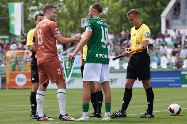 Deutschland: Freundschaftsspiel 2026 - 2027, BSG Chemie Leipzig - 1. FC Magdeburg, Alfred-Kunze Sportpark (Leipzig): Seitenwahl *** Germany Friendly Match 2026 2027, BSG Chemie Leipzig vs. 1 FC Magdeburg, Alfred Kunze Sportpark Leipzig, Toss Copyright: xx