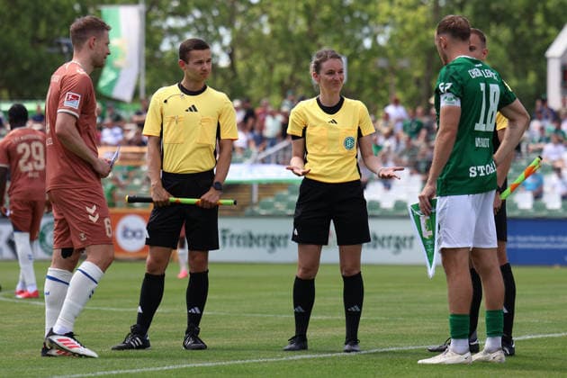 Deutschland: Freundschaftsspiel 2026 - 2027, BSG Chemie Leipzig - 1. FC Magdeburg, Alfred-Kunze Sportpark (Leipzig): Seitenwahl *** Germany Friendly Match 2026 2027, BSG Chemie Leipzig vs. 1 FC Magdeburg, Alfred Kunze Sportpark Leipzig, Toss Copyright: xLucasxWalterx