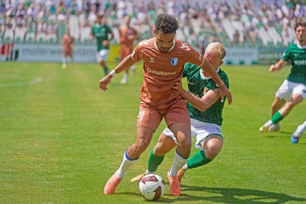 Herbert Bockhorn (1. FC Magdeburg, 07) im Zweikampf gegen David Pfeil (BSG Chemie Leipzig, 13) BSG Chemie Leipzig vs. 1. FC Magdeburg, Fussball, Testspiel, Saison 2026 2027, 12.07.2026 BSG Chemie Leipzig vs. 1. FC Magdeburg, Fussball, Testspiel, Saison 2026 2027, 12.07.2026 Leipzig *** Herbert Bockhorn (1 FC Magdeburg), No. 07, in a tackle against David Pfeil (BSG Chemie Leipzig), No. 13; BSG Chemie Leipzig vs. 1 FC Magdeburg, soccer, friendly match, 2026–2027 season, July 12, 2026, BSG Chemie Leipzig vs. 1 FC Magdeburg, soccer, friendly match, 2026–2027 season, July 12, 2026, Leipzig Copyright: xEibner-Pressefoto PiaxSchindlerx EP_PSR
