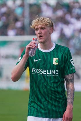 Hector Hink (BSG Chemie Leipzig, 17) waehrend einer Trinkpause. Der neue Spieler wird immer wieder von Trainer Alexander Schmidt ermahnt BSG Chemie Leipzig vs. 1. FC Magdeburg, Fussball, Testspiel, Saison 2026 2027, 12.07.2026 BSG Chemie Leipzig vs. 1. FC Magdeburg, Fussball, Testspiel, Saison 2026 2027, 12.07.2026 Leipzig *** Hector Hink of BSG Chemie Leipzig, 17, during a water break. The new player is repeatedly cautioned by coach Alexander Schmidt. BSG Chemie Leipzig vs. 1 FC Magdeburg, soccer, friendly match, 2026–2027 season, July 12, 2026 BSG Chemie Leipzig vs. 1 FC Magdeburg, soccer, friendly match, 2026–2027 season, July 12, 2026 Leipzig Copyright: xEibner-Pressefoto PiaxSchindlerx EP_PSR