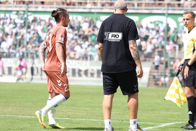 Deutschland: Freundschaftsspiel 2026 - 2027, BSG Chemie Leipzig - 1. FC Magdeburg, Alfred-Kunze Sportpark (Leipzig): Auswechslung von Baris Atik (1. FC Magdeburg, 23) nach Verletzung *** Germany Friendly Match 2026 2027, BSG Chemie Leipzig vs. 1 FC Magdeburg, Alfred Kunze Sportpark, Leipzig: Baris Atik of 1 FC Magdeburg, No. 23, was substituted out due to injury Copyright: xLucasxWalterx