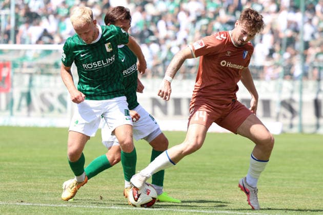 Deutschland: Freundschaftsspiel 2026 - 2027, BSG Chemie Leipzig - 1. FC Magdeburg, Alfred-Kunze Sportpark (Leipzig): Tony Reitz (1. FC Magdeburg, 14) im Zweikampf mit David Pfeil (BSG Chemie Leipzig, 13) *** Germany Friendly Match 2026 2027, BSG Chemie Leipzig vs. 1 FC Magdeburg, Alfred Kunze Sportpark, Leipzig: Tony Reitz (1 FC Magdeburg, No. 14) in a tackle with David Pfeil (BSG Chemie Leipzig, No. 13) Copyright: xLucasxWalterx