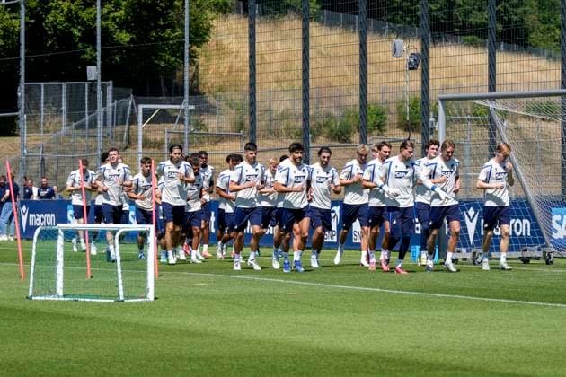 Spieler der TSG 1899 Hoffenheim beim Aufwärmen, Aufwärmprogramm, Warmlaufen, Aktion, Action, 12.07.2026, Zuzenhausen (Deutschland), Fussball, Bundesliga, Trainingsauftakt TSG 1899 Hoffenheim, DFB DFL REGULATIONS PROHIBIT ANY USE OF PHOTOGRAPHS AS IMAGE SEQUENCES AND OR QUASI-VIDEO. *** TSG 1899 Hoffenheim players warming up, warm-up routine, warming up, action, July 12, 2026, Zuzenhausen, Germany, soccer, Bundesliga, start of training for TSG 1899 Hoffenheim, DFB and DFL regulations prohibit any use of photographs as image sequences and or quasi-video xozx