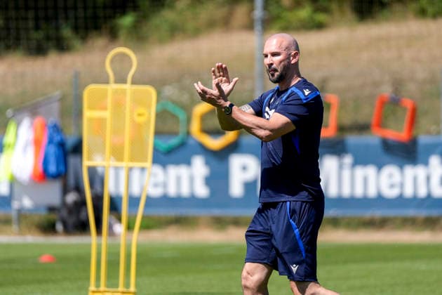 Christian Ilzer (Trainer, Cheftrainer, Hoffenheim), Einzelbild, Einzelfoto, Aktion, Action, 12.07.2026, Zuzenhausen (Deutschland), Fussball, Bundesliga, Trainingsauftakt TSG 1899 Hoffenheim, DFB DFL REGULATIONS PROHIBIT ANY USE OF PHOTOGRAPHS AS IMAGE SEQUENCES AND OR QUASI-VIDEO. *** Christian Ilzer, Coach, Head Coach, Hoffenheim, Single image, Single photo, Action, July 12, 2026, Zuzenhausen, Germany, soccer, Bundesliga, start of training for TSG 1899 Hoffenheim, DFB and DFL regulations prohibit any use of photographs as image sequences and or quasi-video xozx