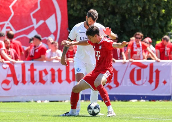 12.07.2026, Deutschland, Stuttgart, Fussball, Testspiel, Regionalliga Südwest, SV Stuttgarter Kickers vs. FC Bayern München II, v.l. Dejan Bozic (Kickers), Raphael Pavlic (FC) *** July 12, 2026, Germany, Stuttgart, Soccer, Friendly Match, Regionalliga Südwest, SV Stuttgarter Kickers vs. FC Bayern Munich II, from left: Dejan Bozic (Kickers), Raphael Pavlic (FC)
