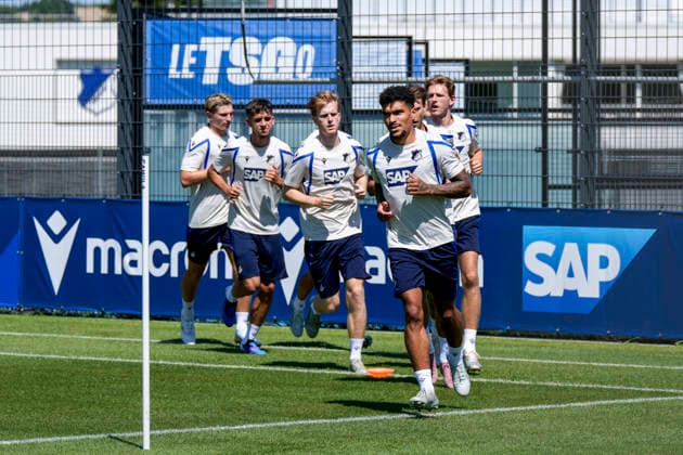 Spieler der TSG 1899 Hoffenheim, angeführt von Valentin Gendrey (Hoffenheim, 15), beim Aufwärmen, Aufwärmprogramm, Warmlaufen, Aktion, Action, 12.07.2026, Zuzenhausen (Deutschland), Fussball, Bundesliga, Trainingsauftakt TSG 1899 Hoffenheim, DFB DFL REGULATIONS PROHIBIT ANY USE OF PHOTOGRAPHS AS IMAGE SEQUENCES AND OR QUASI-VIDEO. *** TSG 1899 Hoffenheim players, led by Valentin Gendrey Hoffenheim, 15, warming up, warm-up routine, action, July 12, 2026, Zuzenhausen, Germany, soccer, Bundesliga, start of training for TSG 1899 Hoffenheim, DFB and DFL regulations prohibit any use of photographs as image sequences and or quasi-video xozx