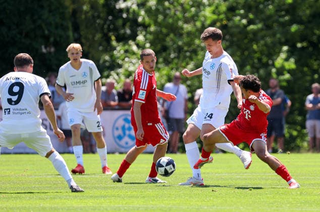 12.07.2026, Deutschland, Stuttgart, Fussball, Testspiel, Regionalliga Südwest, SV Stuttgarter Kickers vs. FC Bayern München II, v.l. Vincent Schwab (Kickers), Sadat Mudaser (FC) *** July 12, 2026, Germany, Stuttgart, Soccer, Friendly Match, Regionalliga Südwest, SV Stuttgarter Kickers vs. FC Bayern Munich II, from left: Vincent Schwab (Kickers), Sadat Mudaser (FC)