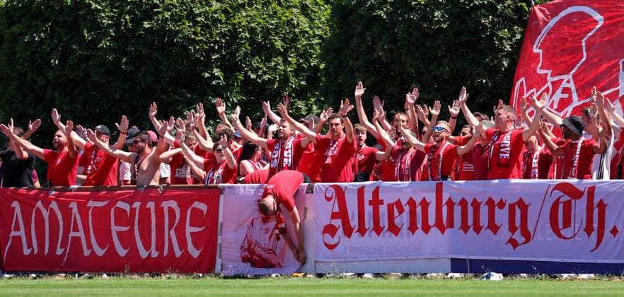 Sport Bilder des Tages 12.07.2026, Deutschland, Stuttgart, Fussball, Testspiel, Regionalliga Südwest, SV Stuttgarter Kickers vs. FC Bayern München II, Bayern Fans, Zuschauer *** July 12, 2026, Germany, Stuttgart, Soccer, Friendly Match, Regionalliga Südwest, SV Stuttgarter Kickers vs. FC Bayern Munich II, Bayern Fans, Spectators