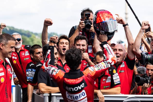 GER, Großer Preis von Deutschland, MotoGP. 11. Lauf, FIM Motorrad-Weltmeisterschaft. 12.07.2026, Sachsenring, Hohenstein-Ernstthal, GER, Großer Preis von Deutschland, MotoGP. 11. Lauf, FIM Motorrad-Weltmeisterschaft. Sieger 93, Marc Marquez, Ducati Lenovo Team jubelt mit dem Team Â Foto: Alexander Trienitz Hohenstein-Ernstthal Sachsenring Sachsen Deutschland *** GER, German Grand Prix, MotoGP Round 11, FIM Motorcycle World Championship, July 12, 2026, Sachsenring, Hohenstein Ernstthal, GER, German Grand Prix, MotoGP Round 11, FIM Motorcycle World Championship Winner 93, Marc Marquez, Ducati Lenovo Team celebrates with the team. Photo by Alexander Trienitz, Hohenstein Ernstthal, Sachsenring, Saxony, Germany