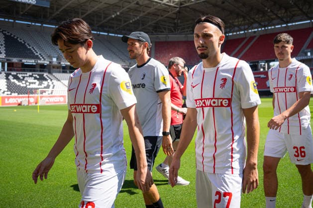 Fussball, Bundesliga, Herren, Training SC Freiburg - Europa-Park-Stadion, Europa Park Stadion,: Berkay Yilmaz (SC Freiburg, 27) Rihito Yamamoto (SC Freiburg, 20) Freiburg Europa Park Stadion Baden-Württemberg Deutschland *** Soccer, Bundesliga, Men s, SC Freiburg Training at Europa Park Stadium, Sports, Europa Park Stadium, Berkay Yilmaz (SC Freiburg), 27 Rihito Yamamoto (SC Freiburg), 20 Freiburg Europa Park Stadium, Baden-Württemberg, Germany Copyright: xFINLEYxMÖRCHx