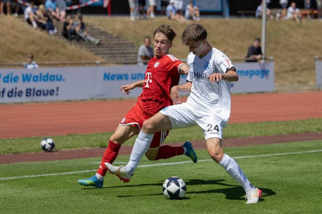 SV Stuttgarter Kickers - FC Bayern Muenchen II, Fussball, Herren, Freundschaftsspiele Deutschland, Saison 2026 2027, 12.07.2026, Tim Andreas Binder (FC Bayrn Muenchen II 07) und Vincent Schwab (SV Stuttgarter Kickers 24) SV Stuttgarter Kickers - FC Bayern Muenchen II, Fussball, Herren, Freundschaftsspiele Deutschland, Saison 2026 2027, 12.07.2026, *** SV Stuttgarter Kickers vs. FC Bayern Munich II, Soccer, Men s, Friendly Matches in Germany, 2026–2027 Season, July 12, 2026, Tim Andreas Binder, FC Bayern Munich II (07), and Vincent Schwab, SV Stuttgarter Kickers (24), SV Stuttgarter Kickers vs. FC Bayern Munich II, Soccer, Men’s, Friendly Matches in Germany, 2026–2027 Season, July 12, 2026, Copyright: xDROFITSCH EIBNERx EP_ddh