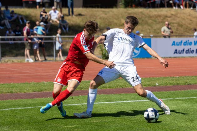 SV Stuttgarter Kickers - FC Bayern Muenchen II, Fussball, Herren, Freundschaftsspiele Deutschland, Saison 2026 2027, 12.07.2026, Tim Andreas Binder (FC Bayrn Muenchen II 07) und Vincent Schwab (SV Stuttgarter Kickers 24) SV Stuttgarter Kickers - FC Bayern Muenchen II, Fussball, Herren, Freundschaftsspiele Deutschland, Saison 2026 2027, 12.07.2026, *** SV Stuttgarter Kickers vs. FC Bayern Munich II, Soccer, Men s, Friendly Matches in Germany, 2026–2027 Season, July 12, 2026, Tim Andreas Binder, FC Bayern Munich II (07), and Vincent Schwab, SV Stuttgarter Kickers (24), SV Stuttgarter Kickers vs. FC Bayern Munich II, Soccer, Men’s, Friendly Matches in Germany, 2026–2027 Season, July 12, 2026, Copyright: xDROFITSCH EIBNERx EP_ddh
