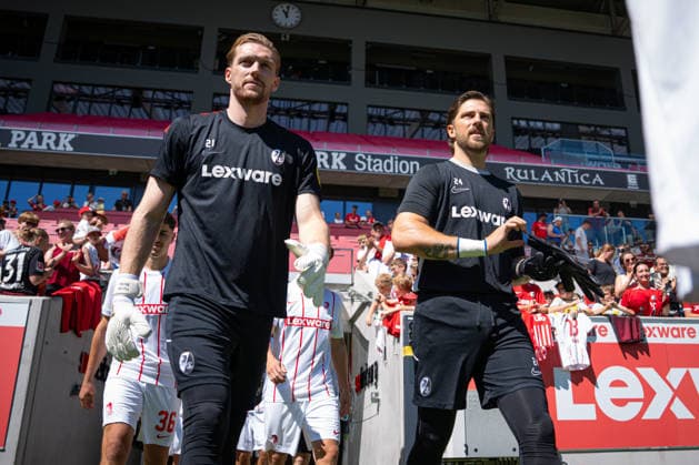 Fussball, Bundesliga, Herren, Training SC Freiburg - Europa-Park-Stadion, Europa Park Stadion,: Florian Mueller (SC Freiburg, 21) Jannik Huth (SC Freiburg, 24) Freiburg Europa Park Stadion Baden-Württemberg Deutschland *** Soccer, Bundesliga, Men s, SC Freiburg Training at Europa Park Stadium, Sports, Europa Park Stadium, Florian Mueller (SC Freiburg), 21 Jannik Huth (SC Freiburg), 24 Freiburg Europa Park Stadium, Baden-Württemberg, Germany Copyright: xFINLEYxMÖRCHx