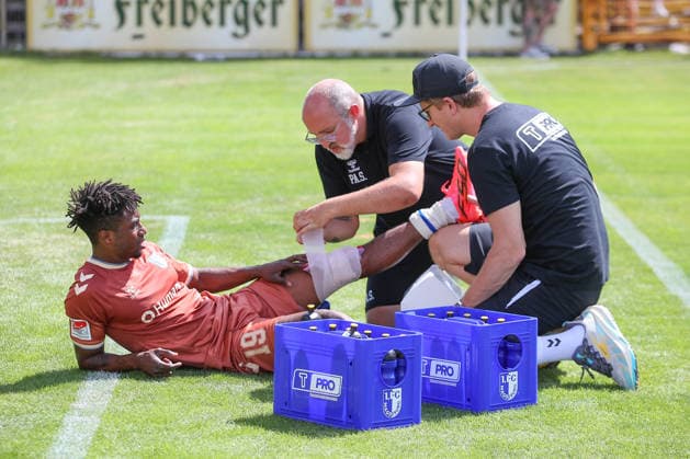 12.07.2026, xtgx, Fussball Testspiel, BSG Chemie Leipzig - 1. FC Magdeburg emspor, v.l. Lubambo Musonda (Magdeburg, 19) verletzt, Verletzung, injury, injured (DFL DFB REGULATIONS PROHIBIT ANY USE OF PHOTOGRAPHS as IMAGE SEQUENCES and or QUASI-VIDEO) Leipzig *** July 12, 2026, xtgx, Soccer friendly match, BSG Chemie Leipzig vs. FC Magdeburg emspor, from left: Lubambo Musonda (Magdeburg), 19 injured, injury, injured DFL DFB REGULATIONS PROHIBIT ANY USE OF PHOTOGRAPHS as IMAGE SEQUENCES and or QUASI-VIDEO Leipzig