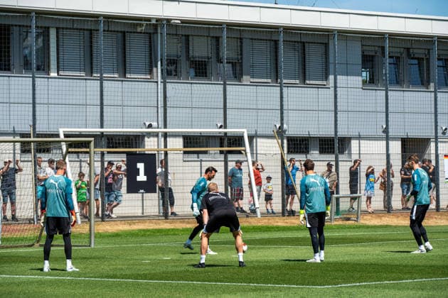 Torwarttraining der Borussia vor dem Fohlen Campus. Daniel Batz (Borussia Moenchengladbach, 33), Moritz Nicolas (Borussia Moenchengladbach, 01), Jan Olschowsky (Borussia Moenchengladbach, 23), Tobias Sippel (Borussia Moenchengladbach, 21), Andre Wachter (Torwart-Trainer, Borussia Moenchengladbach) Trainingsauftakt VfL Borussia Moenchengladbach, Fussball, 1. Bundesliga, Saison 2026 2027, 12.07.2026 DFL REGULATIONS PROHIBIT ANY USE OF PHOTOGRAPHS AS IMAGE SEQUENCES AND OR QUASI-VIDEO Trainingsauftakt VfL Borussia Moenchengladbach, Fussball, 1. Bundesliga, Saison 2026 2027, 12.07.2026 Moenchengladbach *** Borussia Goalkeeper Training at the Fohlen Campus: Daniel Batz, Borussia Mönchengladbach, 33; Moritz Nicolas, Borussia Mönchengladbach, 01, Jan Olschowsky, Borussia Mönchengladbach, 23, Tobias Sippel, Borussia Mönchengladbach, 21, Andre Wachter, Goalkeeper Coach, Borussia Mönchengladbach; Start of training camp for VfL Borussia Mönchengladbach, soccer, 1 Bundesliga, 2026–2027 season, July 12, 2026 DFL regulations prohibit any use of photographs as image sequences and or quasi-video Start of training for VfL Borussia Mönchengladbach, soccer, 1st Bundesliga, 2026–2027 Season, July 12, 2026, Mönchengladbach Copyright: xEibner-Pressefoto J.xDerondeaux EP_JDU