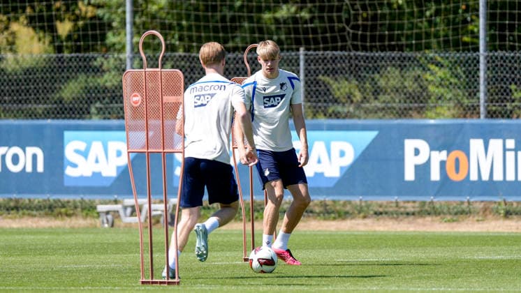 v.li.: Mats Rots (Hoffenheim, 39, Neuzugang), Nathan De Cat (Hoffenheim, 17, Neuzugang), Aktion, Action, Spielszene, 12.07.2026, Zuzenhausen (Deutschland), Fussball, Bundesliga, Trainingsauftakt TSG 1899 Hoffenheim, DFB DFL REGULATIONS PROHIBIT ANY USE OF PHOTOGRAPHS AS IMAGE SEQUENCES AND OR QUASI-VIDEO. *** v li Mats Rots Hoffenheim, 39, new signing, Nathan De Cat Hoffenheim, 17, new signing, action, game scene, July 12, 2026, Zuzenhausen, Germany, soccer, Bundesliga, start of training for TSG 1899 Hoffenheim, DFB and DFL regulations prohibit any use of photographs as image sequences and or quasi-video xozx