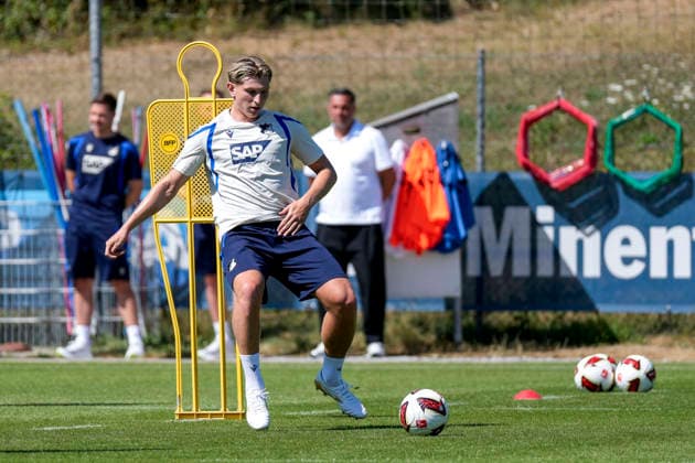 Alessandro Vogt (Hoffenheim, 24, Neuzugang), am Ball, Freisteller, Ganzkörper, Einzelbild, Einzelfoto, Aktion, Action, 12.07.2026, Zuzenhausen (Deutschland), Fussball, Bundesliga, Trainingsauftakt TSG 1899 Hoffenheim, DFB DFL REGULATIONS PROHIBIT ANY USE OF PHOTOGRAPHS AS IMAGE SEQUENCES AND OR QUASI-VIDEO. *** Alessandro Vogt Hoffenheim, 24, new signing, on the ball, isolated figure, full-body shot, single image, single photo, action, 12 07 2026, Zuzenhausen, Germany, soccer, Bundesliga, start of training for TSG 1899 Hoffenheim, DFB and DFL regulations prohibit any use of photographs as image sequences and or quasi-video xozx