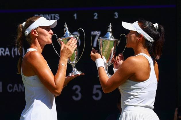 Sport Bilder des Tages Hanyu Guo and Kristina Mladenovic celebrate victory in the Ladies Doubles Final Wimbledon Tennis Championships, Day 14, The All England Lawn Tennis and Croquet Club, London, UK - 12 Jul 2026London The All England Lawn Tennis and United Kingdom  Copyright: xJamesxMarsh Shutterstockx 16981035cp