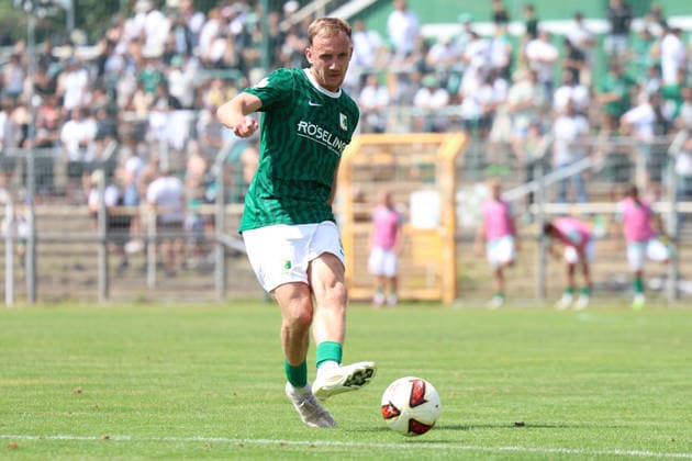 Deutschland: Freundschaftsspiel 2026 - 2027, BSG Chemie Leipzig - 1. FC Magdeburg, Alfred-Kunze Sportpark (Leipzig): Pass von Philipp Wendt (BSG Chemie Leipzig, 18) *** Germany Friendly Match 2026 2027, BSG Chemie Leipzig vs. 1 FC Magdeburg, Alfred Kunze Sportpark, Leipzig; Assist by Philipp Wendt (BSG Chemie Leipzig), 18 Copyright: xLucasxWalterx