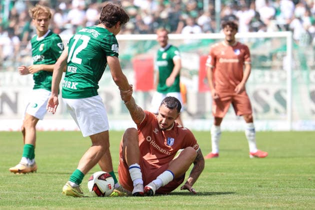 Deutschland: Freundschaftsspiel 2026 - 2027, BSG Chemie Leipzig - 1. FC Magdeburg, Alfred-Kunze Sportpark (Leipzig): FairPlay Elias Kratzer (BSG Chemie Leipzig, 72) und Falko Michel (1. FC Magdeburg, 21) *** Germany Friendly Match 2026 2027, BSG Chemie Leipzig vs. 1 FC Magdeburg, Alfred Kunze Sportpark, Leipzig; Fair Play Award: Elias Kratzer (BSG Chemie Leipzig, 72) and Falko Michel (1 FC Magdeburg, 21) Copyright: xLucasxWalterx
