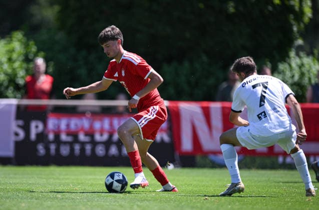 Fussball Regionalliga Sued Bayern 2026 2027 Testspiel 12.07.2026 SV Kickers Stuttgart - FC Bayern Muenchen II Roko Mijatovic (li, FC Bayern Muenchen II) gegen Sebastian Mueller (re, Kickers) *** Soccer, Southern Bavaria Regional League, 2026–2027, Friendly Match, July 12, 2026, SV Kickers Stuttgart vs. FC Bayern Munich II. Roko Mijatovic (left), FC Bayern Munich II, against Sebastian Mueller (right), Kickers