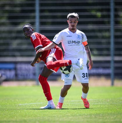 Fussball Regionalliga Sued Bayern 2026 2027 Testspiel 12.07.2026 SV Kickers Stuttgart - FC Bayern Muenchen II Richard Ajayi (li, FC Bayern Muenchen II) gegen Christian Mauersberger (re, Kickers) *** Soccer, Southern Bavaria Regional League, 2026–2027, Friendly Match, July 12, 2026, SV Kickers Stuttgart vs. FC Bayern Munich II, Richard Ajayi (left), FC Bayern Munich II, vs. Christian Mauersberger (right), Kickers