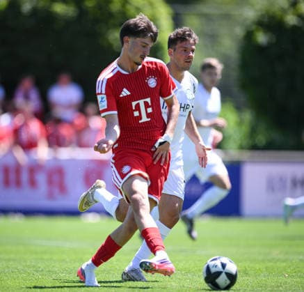 Fussball Regionalliga Sued Bayern 2026 2027 Testspiel 12.07.2026 SV Kickers Stuttgart - FC Bayern Muenchen II Roko Mijatovic (vorn, FC Bayern Muenchen II) gegen Sebastian Mueller (hinten, Kickers) *** Soccer: Southern Bavaria Regional League 2026–2027, Friendly Match, July 12, 2026: SV Kickers Stuttgart vs. FC Bayern Munich II. Roko Mijatovic in the foreground; FC Bayern Munich II vs. Sebastian Mueller in the background; Kickers