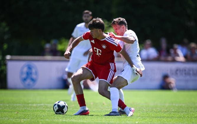 Fussball Regionalliga Sued Bayern 2026 2027 Testspiel 12.07.2026 SV Kickers Stuttgart - FC Bayern Muenchen II Roko Mijatovic (li, FC Bayern Muenchen II) gegen Sebastian Mueller (re, Kickers) *** Soccer, Southern Bavaria Regional League, 2026–2027, Friendly Match, July 12, 2026, SV Kickers Stuttgart vs. FC Bayern Munich II. Roko Mijatovic (left), FC Bayern Munich II, against Sebastian Mueller (right), Kickers