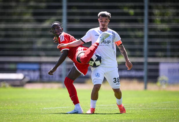 Fussball Regionalliga Sued Bayern 2026 2027 Testspiel 12.07.2026 SV Kickers Stuttgart - FC Bayern Muenchen II Richard Ajayi (li, FC Bayern Muenchen II) gegen Christian Mauersberger (re, Kickers) *** Soccer, Southern Bavaria Regional League, 2026–2027, Friendly Match, July 12, 2026, SV Kickers Stuttgart vs. FC Bayern Munich II, Richard Ajayi (left), FC Bayern Munich II, vs. Christian Mauersberger (right), Kickers