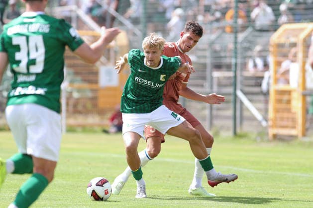 Testspiel: BSG Chemie Leipzig - 1. FC Magdeburg, 12.07.2026 Robin Friedrich (11, Chemie Leipzig) vor Tobias Müller (5, 1. FC Magdeburg). Fußball, Saison-Vorbereitung 2026 2027, Testspiel: BSG Chemie Leipzig (Regionalliga Nordost) vs. 1. FC Magdeburg (2. Bundesliga) am 12.07.2026 im Alfred-Kunze-Sportpark, Leipzig Leutzsch. *** Friendly Match: BSG Chemie Leipzig vs. 1 FC Magdeburg, July 12, 2026; Robin Friedrich 11, Chemie Leipzig; Tobias Müller 5, 1 FC Magdeburg; Soccer; 2026–2027 Preseason, Friendly match: BSG Chemie Leipzig (Regionalliga Nordost) vs. 1 FC Magdeburg (2. Bundesliga) on July 12, 2026, at Alfred Kunze Sportpark, Leipzig-Leutzsch Copyright: xBEAUTIFULxSPORTS JanxKaeferx