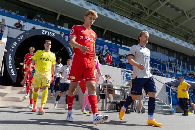 GER, Jena, Fussball, Testspiel, FC Carl-Zeiss Jena vs. 1. FC Union Berlin im Bild v.l.: Aljoscha Kemlein (1. FC Union Berlin 06), Nils Butzen (FC Carl-Zeiss Jena 26), Kapitaene fuehren die Teams auf das Feld 12.07.2026, Ernst-Abbe Sportfeld Jena DFB REGULATIONS PROHIBIT ANY USE OF PHOTOGRAPHS AS IMAGE SEQUENCES AND OR QUASI-VIDEO, *** GER, Jena, Soccer, Friendly Match, FC Carl Zeiss Jena vs. 1. FC Union Berlin (pictured, from left): Aljoscha Kemlein (1. FC Union Berlin 06), Nils Butzen (FC Carl Zeiss Jena 26); captains lead their teams onto the field, July 12, 2026, Ernst Abbe Sportfeld, Jena. DFB regulations prohibit any use of photographs as image sequences and or quasi-video, Copyright: HMBxMedia PaulxFritz