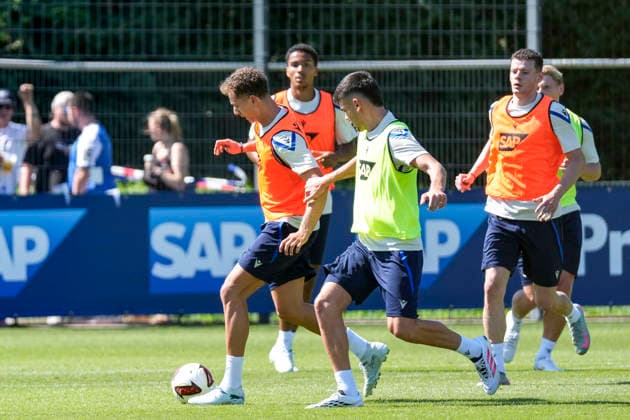 Fisnik Asllani (Hoffenheim, 11), am Ball, Aktion, Action, Spielszene, 12.07.2026, Zuzenhausen (Deutschland), Fussball, Bundesliga, Trainingsauftakt TSG 1899 Hoffenheim, DFB DFL REGULATIONS PROHIBIT ANY USE OF PHOTOGRAPHS AS IMAGE SEQUENCES AND OR QUASI-VIDEO. *** Fisnik Asllani Hoffenheim, 11, on the ball, action, game scene, July 12, 2026, Zuzenhausen, Germany, soccer, Bundesliga, start of training for TSG 1899 Hoffenheim, DFB and DFL regulations prohibit any use of photographs as image sequences and or quasi-video xozx