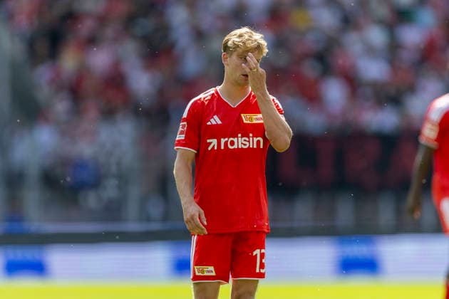 GER, Jena, Fussball, Testspiel, FC Carl-Zeiss Jena vs. 1. FC Union Berlin im Bild v.l.: Andras Schaefer (1. FC Union Berlin 13), wirkt genervt nach 1:0 Rueckstand 12.07.2026, Ernst-Abbe Sportfeld Jena DFB REGULATIONS PROHIBIT ANY USE OF PHOTOGRAPHS AS IMAGE SEQUENCES AND OR QUASI-VIDEO, *** GER, Jena, Soccer, Friendly Match, FC Carl Zeiss Jena vs. 1. FC Union Berlin (pictured, from left: Andras Schaefer, 1. FC Union Berlin, No. 13, looks annoyed after falling behind 1–0, July 12, 2026), Ernst Abbe Sportfeld, Jena. DFB regulations prohibit any use of photographs as image sequences and or quasi-video, Copyright: HMBxMedia PaulxFritz
