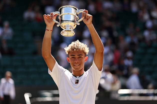 Sport Bilder des Tages Jordan Lee celebrates victory in the Boys Singles Final Wimbledon Tennis Championships, Day 14, The All England Lawn Tennis and Croquet Club, London, UK - 12 Jul 2026London The All England Lawn Tennis and United Kingdom  Copyright: xEllaxLing Shutterstockx 16981034o