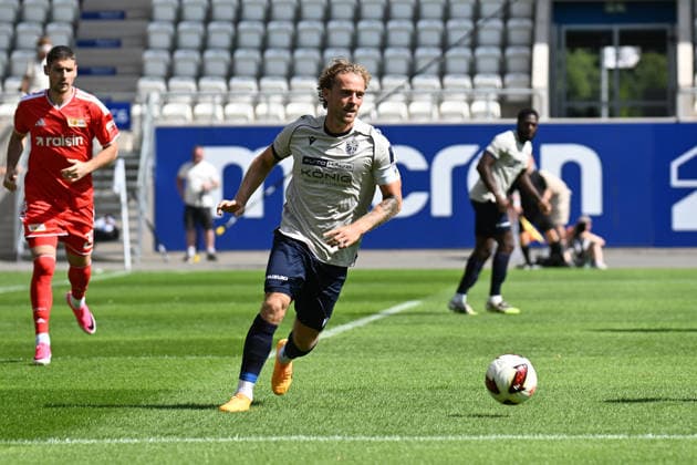 Fußball I Herren I Saison 2026-2027 I Freundschaftsspiel I FC Carl Zeiss Jena - 1. FC Union Berlin I 12.07.2026 Nils Butzen (26, FC Carl Zeiss Jena) mit Ball Freisteller, Nahaufnahme, Porträt, Portrait, Einzelfoto, Einzelbild, Körper Jena Ernst-Abbe-Sportfeld, ad hoc Arena Thüringen Deutschland *** Soccer I Men s I 2026–2027 Season I Friendly Match I FC Carl Zeiss Jena vs. FC Union Berlin I July 12, 2026 Nils Butzen 26, FC Carl Zeiss Jena with ball, cutout, close-up, portrait, single photo, single image, body, Jena Ernst Abbe Sportfeld, ad hoc Arena, Thuringia, Germany Copyright: xLobeca InesxHähnelx